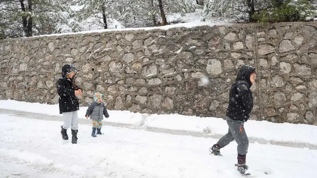 Adanalı Çocukların Karla İlk Buluşması: Mutluluk Kameralara Yansıdı! 3